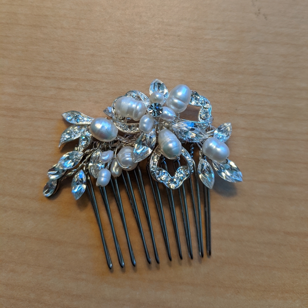 White pearl and rhinestone bridal comb